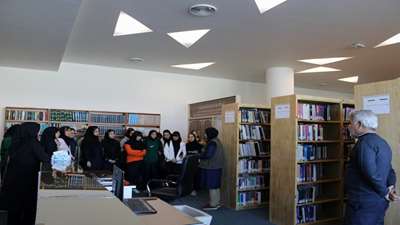 بازدید دانش آموزان دبیرستان دخترانه ایران از کتابخانه مرکزی و مرکز اسناد دانشگاه